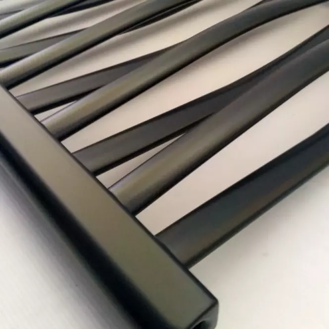 Kúpeľňový radiátor Łezka 3D Ł3D 9/50 čierna 500x540 mm